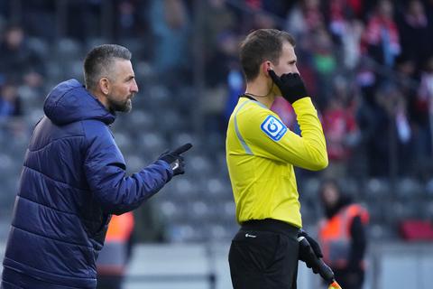 „Hey, Schiri, war da jetzt was, oder nicht?” Hertha-Co-Trainer Vedad Ibisevic erkundigt sich bei Linienrichter Florian Heft.