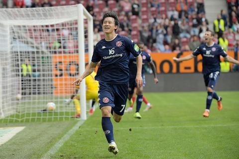 Sag niemals Lee. Spät erzielte der eingewechselte Jae-sung Lee das Siegort für Mainz 05. Foto: Eduard Martin/Jan Hübner