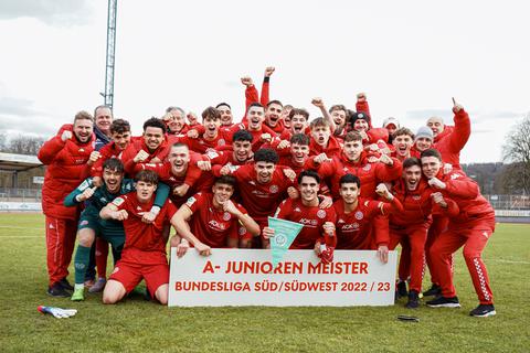 Besondere Momentaufnahme einer besonderen Mannschaft: Die Mainzer A-Junioren bejubeln den Titel in der Bundesliga-Staffel Süd/Südwest.	