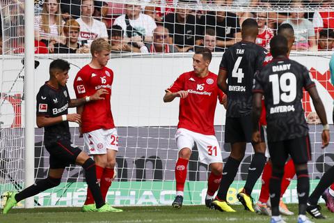 Jonathan Burkardt trifft ins eigene Tor und bringt Leverkusen in Führung. Foto: Sascha Kopp