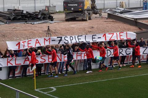„1 Team – 7 Spiele –1 Ziel, Klassenerhalt durch Zusammenhalt“, war das Motto bei den 05ern, als die Mitarbeiter die Profis zu einer Trainingseinheit begrüßten.Foto: Mainz 05  Foto: Mainz 05