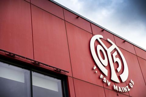 Das Logo von Mainz 05 an der Mewa Arena. 