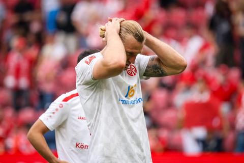 05-Keeper Robin Zentner ist enttäuscht nach dem 1:3  gegen den VfB Stuttgart.