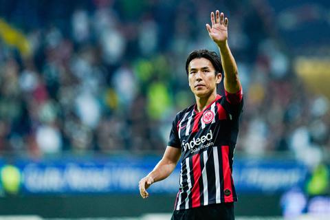 Wenn Frankfurts Makoto Hasebe beim Europa-League-Achtelfinale auf Joaquin Sanchez Rodriguez trifft, ist das ein Duell zweier sehr erfahrener Spieler. Foto: dpa