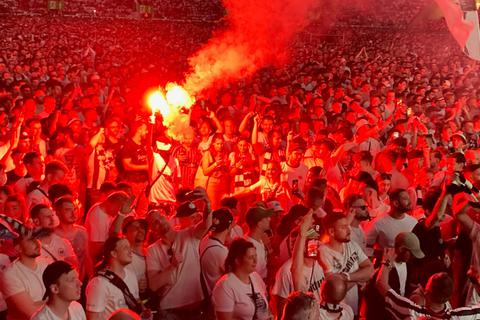 Frankfurter Fans zünden Pyrotechnik. Symbolfoto: Guido Schiek