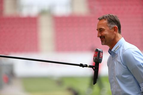 Abstand auch bei einem Interview mit Achim Beierlorzer, Trainer von Mainz 05. Foto: dpa