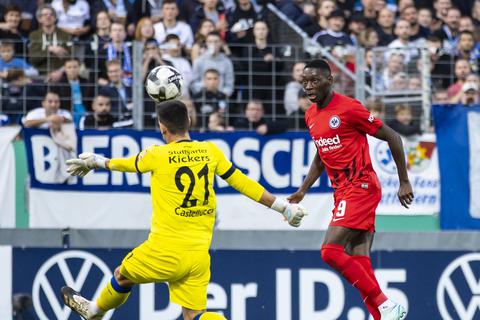 Frankfurts Randal Kolo Muani (r) erzielt das Tor zum 0:1 gegen Stuttgarts Torwart Ramon Castellucci (l).  Foto: Tom Weller/dpa