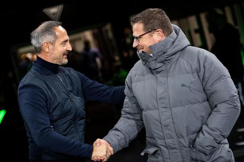 Am Samstag Gegner, ab Sommer Partner: Eintracht-Coach Adi Hütter (links) sagt Gladbachs Sportdirektor Max Eberl zu. Foto: dpa