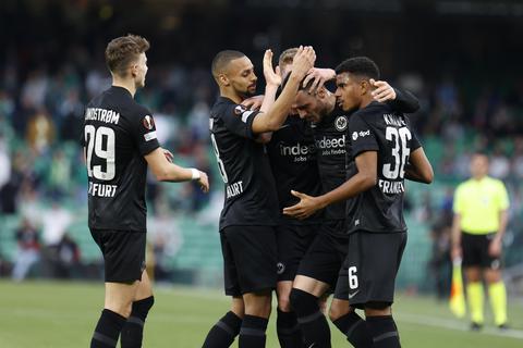 Freude bei Eintracht Frankfurt nach dem 1:0 gegen Betis Sevilla. Die Frankfurter konnten das Spiel mit 2:1 für sich entscheiden. Foto: dpa