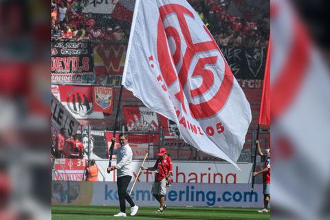 Der Vorsitzende von Mainz 05, Stefan Hofmann, als Fahnenschwenker. Foto: imago/Jan Hübner