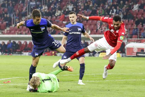 Stotterstart: Der Franzose Angelo Fulgini (rechts) hat von den offensiven Neuzugängen die meiste Einsatzzeit erhalten und trotzdem spielerisch noch nicht wirklich überzeugt. Foto: Sascha Kopp