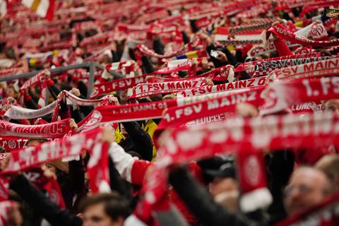 Fans des FSV Mainz 05 halten in der Mewa Arena ihre Fanschals hoch. Foto: dpa