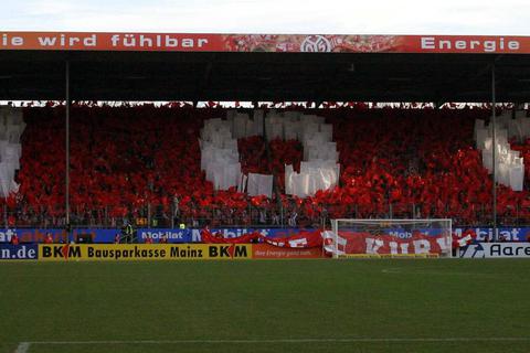 Momentaufnahme für die Ewigkeit: Die 100-Jahre-Choreographie im Heimspiel gegen Schalke 04 2005.