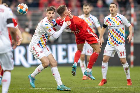 Anton Stach (l) von FSV Mainz kämpft gegen Berlins Grischa Prömel (M) um den Ball. Foto: Andreas Gora/dpa