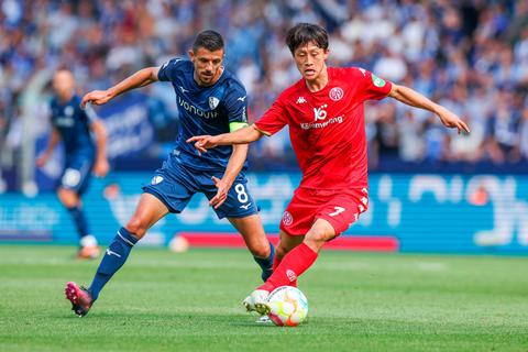 Weiter hinten als gewohnt agierte der 05er Jae-sung Lee (rechts, gegen Bochums Anthony Losilla) in den ersten Saisonspielen.  Foto: dpa 