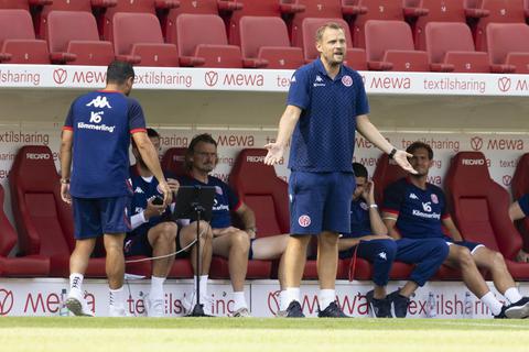 Trotz einer guten Ausbeute von elf Punkten aus sieben Bundesliga-Partien ist 05-Trainer Bo Svensson mit den Leistungen seiner Mannschaft nicht zufrieden. Foto: Tim Würz