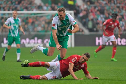 Konsequent auch als Verteidiger: Dominik Kohr (unten) stoppt Werder-Stürmer Niclas Füllkrug unsanft.  Foto: nordphoto/Kokenge 