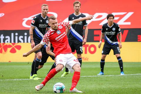 Daniel Brosinski schießt die 05er gegen Bielefeld in Führung. Foto: Lukas Görlach