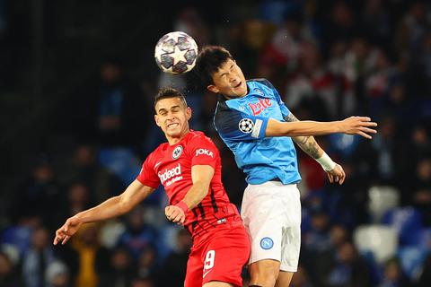 Eintracht Frankfurts Rafael Borré (l) und Neapels Kim Min-jae kämpfen um den Ball.