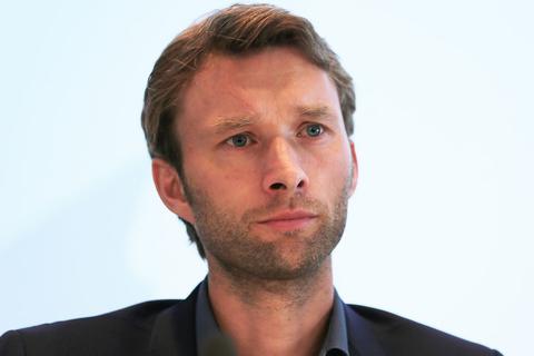Bayer-Sportchef Simon Rolfes sieht nur noch geringe Chancen für die Werkself in der Champions League. © Oliver Berg/dpa