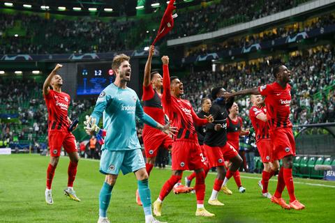 Nach dem Schlusspfiff in Lissabon gibt es für die Eintracht-Akteure kein Halten mehr. Dank des 2:1-Erfolgs gegen Sporting sind die Frankfurter erstmals in ihrer Vereinsgeschichte ins Champions-League-Achtelfinale eingezogen.