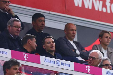 Münchens Torhüter Manuel Neuer (M.) saß zuletzt verletzt auf der Tribüne. © Tom Weller/dpa
