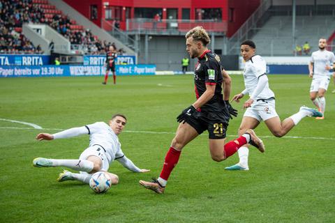 Nicht zu stoppen: SVWW-Spieler Benedict Hollerbach im Duell mit Nikola Stevanovic vom FC Ingolstadt.
