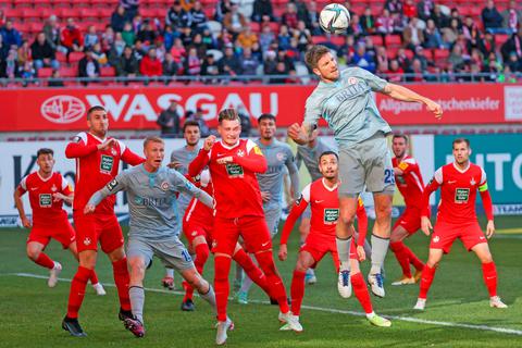 Packt der SVWW den Sprung nach ganz oben? Dafür müssten die Hessen um Dennis Kempe (beim Kopfball) - der in den Mannschaftsrat gewählt wurde, dort auf Winter-Abgang Stefan Stangl folgt - Konkurrenten wie den 1. FC Kaiserslautern überholen.   Archivfoto: René Vigneron 