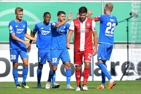 Florian Dick (2. von rechts) spielte bereits von 2008 bis 2014 für Kaiserslautern. Im Sommer kehrte er zurück und soll die neue Mannschaft anführen. Aktuell steckt der FCK allerdings in der Krise. Foto: dpa