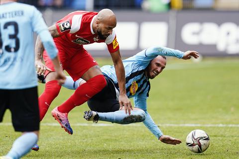 Kaiserslauterns Terrence Boyd (l) und Mannheims Marco Höger kämpfen um den Ball.  Foto: Uwe Anspach/dpa