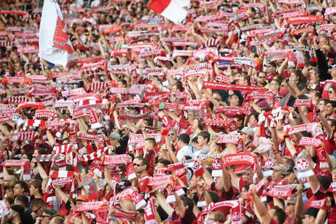 FCK-Fans im Fritz-Walter-Stadion. Foto: dpa 