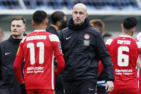 Kaiserslauterns Trainer Marco Antwerpen geht nach Spielende zu den Spielern.  Foto: Uwe Anspach/dpa 