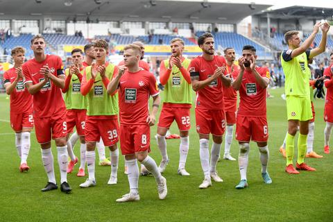 Die Spieler des 1. FC Kaiserslautern applaudieren ihren Fans nach dem 2:2.  Foto: dpa