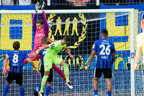 Kopfball ins Glück: SVWW-Spieler Maximilian Thiel (gelbes Trikot) hat in Saarbrücken zur zwischenzeitlichen 2:0-Führung getroffen. Mit Halbzeit zwei ist aber auch Thiel nicht zufrieden.  Foto: Andreas Schlichter 