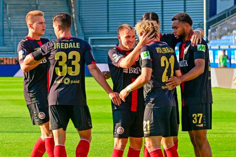 Erleichterung: Die Spieler des SV Wehen Wiesbaden bejubeln den Führungstreffer von Benedict Hollerbach (Nummer 21) gegen Bayreuth - der Dosenöffner beim hochverdienten 4;1-Sieg.  Foto: rscp/Paul Kufahl 