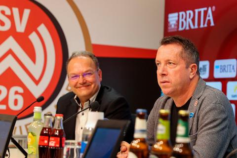 SVWW-Geschäftsführer Nico Schäfer (links, hier bei der Vorstellung von Markus Kauczinski im November) hält große Stücke auf den Trainer, auch wenn der erhoffte sportliche Erfolg in dieser Saison eher ausblieb. Archivfoto: René Vigneron 