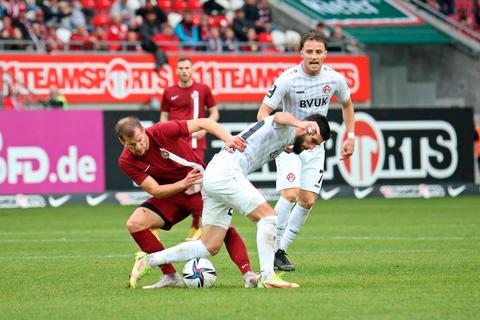 Der Einsatz stimmt: Hendrick Zuck (links) und der FCK haben gegen Würzburg mehr vom Spiel, lassen aber jede Effizienz vermissen. Foto: imago/Fabian Kleer 