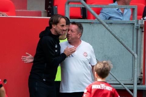 Freundliche Begrüßung vor rasanten 90 Minuten. Der jetzige Ingolstadter Trainer Rüdiger Rehm (links) sowie SVWW-Coach Markus Kauczinski haben jeweils eine besondere Beziehung zum anderen Verein. Foto: Hübner/Gerhard Schultheiß 