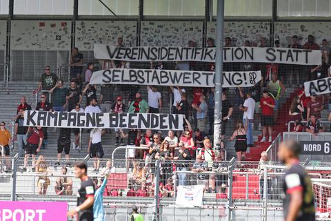 Wie schon beim jüngsten Heimspiel gegen Osnabrück dürften auch beim nächsten Heimspiel gegen Freiburg II die SVWW-Fans ihre Meinung zur Zweitvereinkampagne deutlich kund tun. Davor gibt es erstmal zwei Auswärtsauftritte für den Drittligisten. Foto: rscp/Frank Heinen