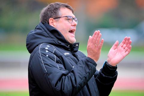 Applaudiert für ein Remis zum Auftakt: Marco Ebert, Trainer des FSV Hessen Wetzlar. Foto: Martin Weis 