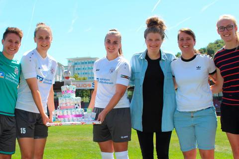 Abschied eines Trios: (v.l.) Michale Schäfer aus dem Vorstand des FSV Hessen Wetzlar, Co-Trainerin und Torhüterin Janina Beffart sowie die Spielerinnen Anna Donner,Dana Möll und (r.) Selina Heinzeroth haben passende Geschenke für (weiter v.r.) Lena Kloock, "Jacky" Klan und die schwangere Meike Lohwasser vorbereitet. Foto: FSV Hessen Wetzlar 