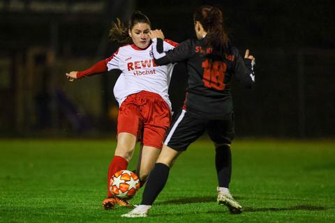Vanessa Stölzel (links) gewinnt mit dem TSV Höchst das Heimspiel gegen Viktoria Kleestadt (rechts Selina Haug). Foto: Joaquim Ferreira