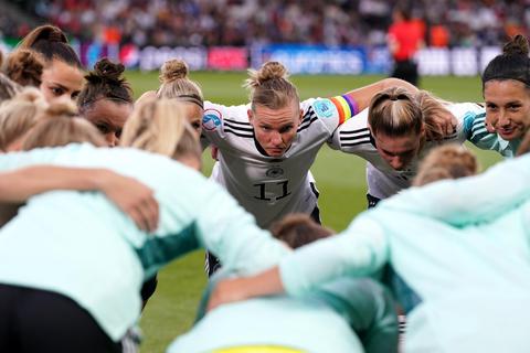 Teamgeist zeichnet die deutschen Fußballerinnen um Kapitänin Alexandra Popp (Mitte) bei der EM aus. Foto: DPA