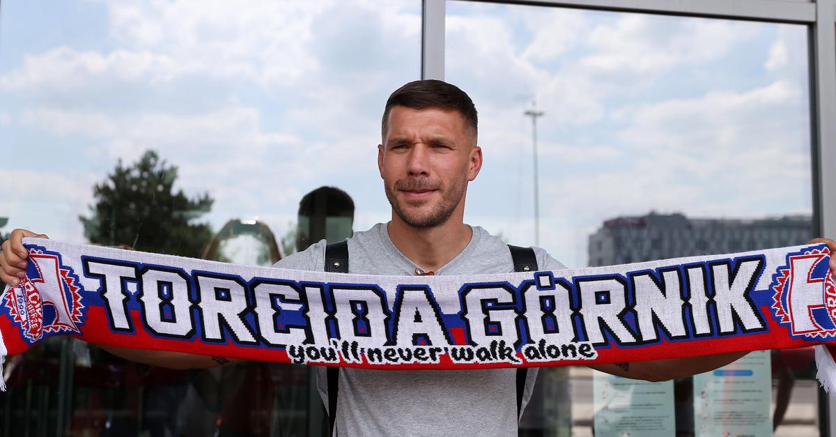 Lukas-Podolski-kauft-sich-bei-seinem-Club-Gornik-Zabrze-ein