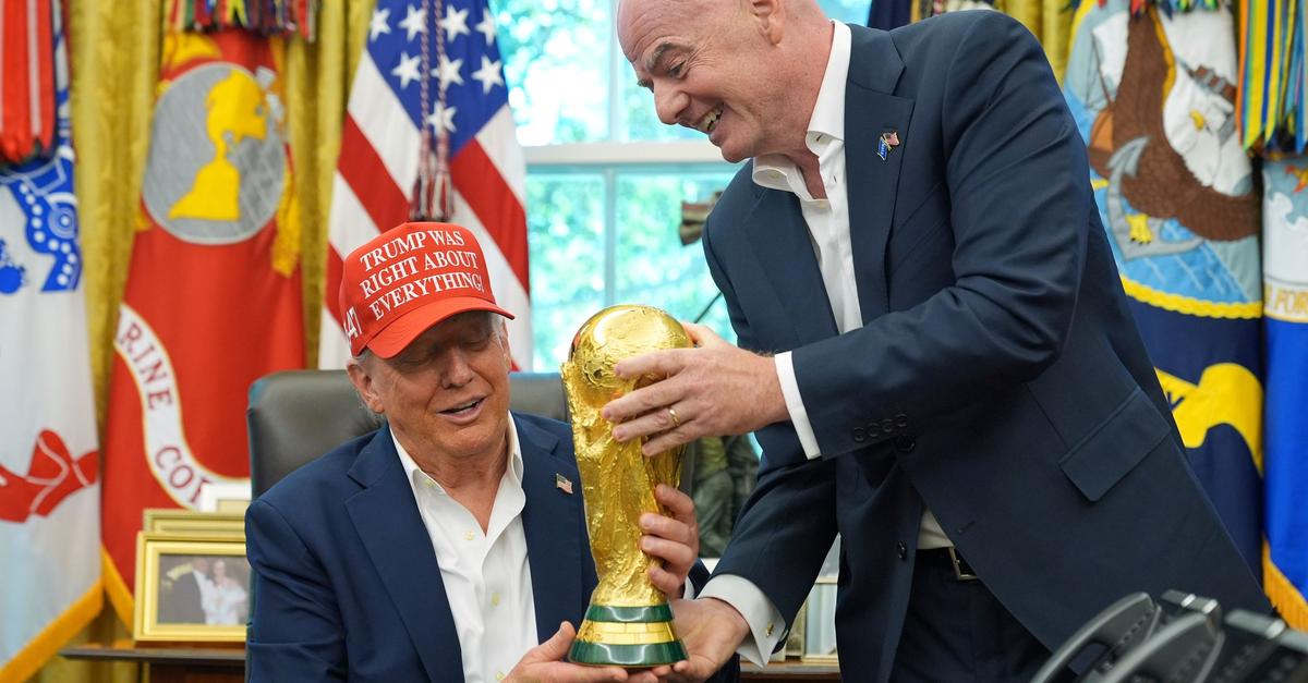 Wei-es-Haus-US-Pr-sident-Trump-nimmt-an-WM-Auslosung-teil