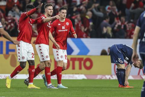 Danny da Costa, Anton Stach und Anthony Caci (v.l.) bejubeln den Mainzer Sieg. 
