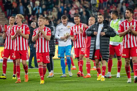 Die Spieler von Union bedanken sich nach dem Heimsieg gegen Borussia Dortmund bei den Fans für die Unterstützung. © Andreas Gora/dpa