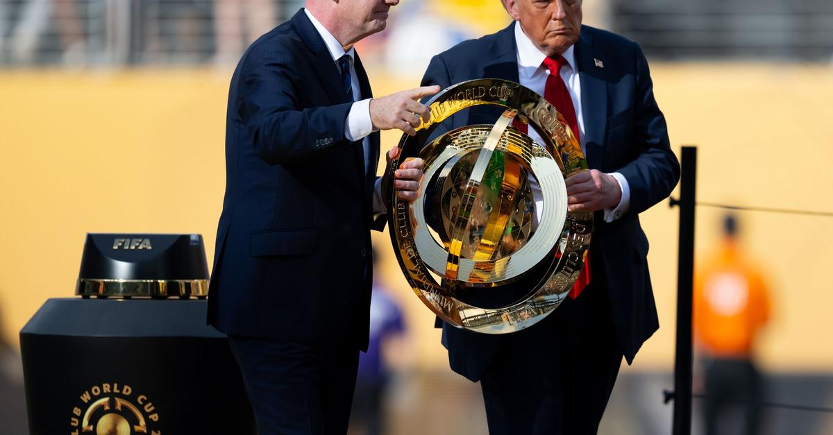 Infantino-US-Pr-sident-Trump-wird-WM-Pokal-berreichen