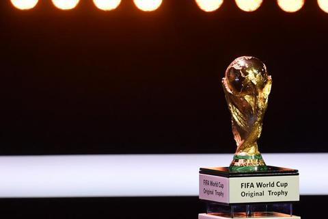 Das Objekt der Begierde, der WM-Pokal. Der Kampf um die goldene Trophäe in Russland beginnt am 14. Juni. Foto: dpa