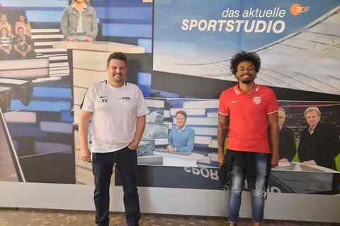 Vier Treffer für Henrique: Mit dem Sportlichen Leiter Norbert Hess besucht der Wormate das Sportstudio – und trifft. Foto: Wormatia/Hess